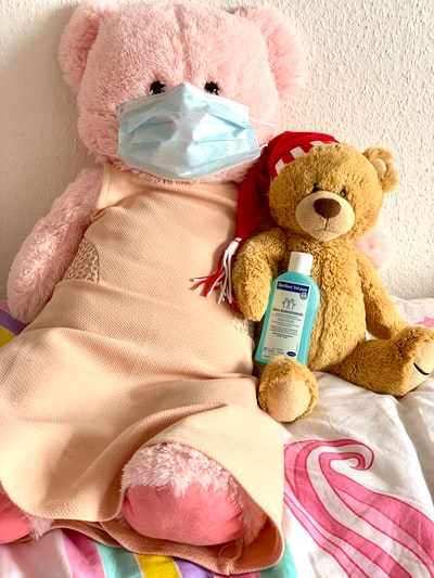 棕熊毛绒玩具粉红色和白色织物